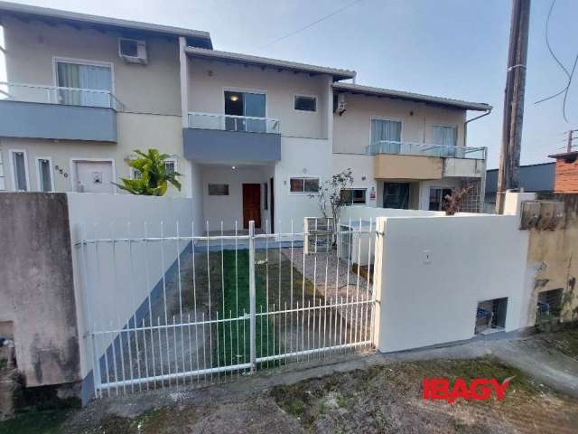 Casa com 2 quartos para alugar na Rua dos Açores, 850, São Sebastião, Palhoça, 70 m2 por R$ 1.800