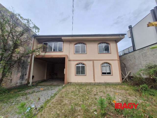 Casa com 3 quartos para alugar na Rua Graciliano Ramos, 425, Ponte do Imaruim, Palhoça, 360 m2 por R$ 3.000