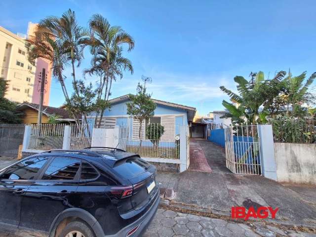 Casa com 6 quartos para alugar na Rua Juvêncio Costa, 98, Trindade, Florianópolis, 204 m2 por R$ 6.000