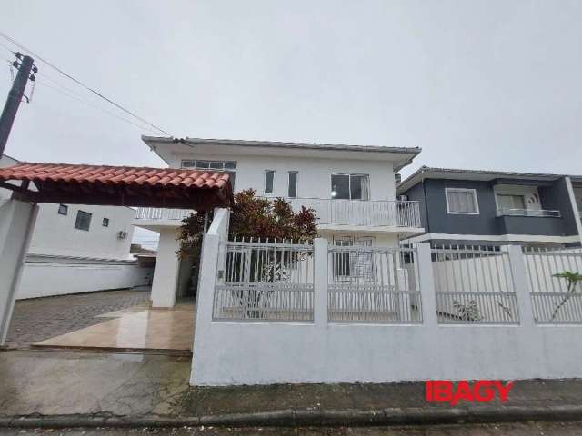 Casa com 6 quartos para alugar na Flor, 84, Ingleses do Rio Vermelho, Florianópolis, 180 m2 por R$ 4.000
