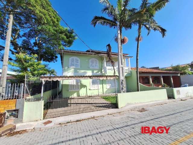 Casa com 3 quartos para alugar na Rua Franklin Cascaes, 92, Ponta das Canas, Florianópolis, 83 m2 por R$ 2.850