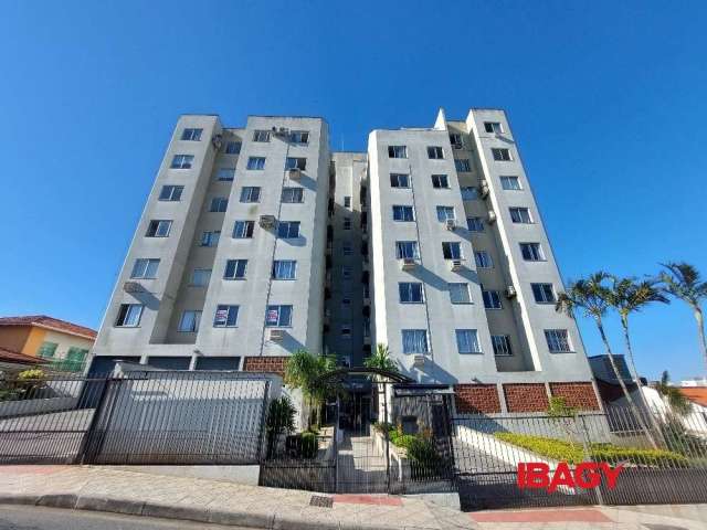 Apartamento com 2 quartos para alugar na Rua Maria Helena Kretzer, 580, Praia Comprida, São José, 70 m2 por R$ 1.900