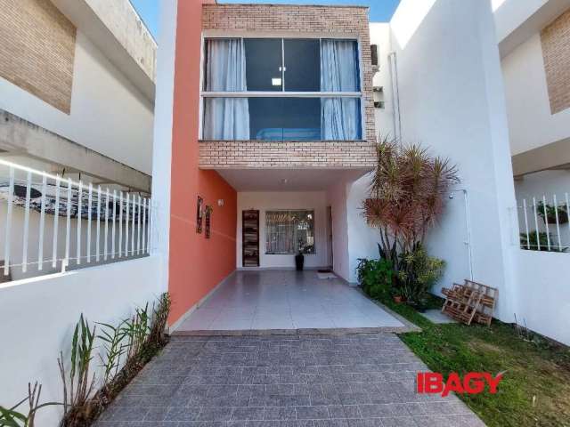 Casa com 3 quartos para alugar na Servidão Venâncio Bernardino das Chagas, 468, Rio Tavares, Florianópolis, 127 m2 por R$ 6.300