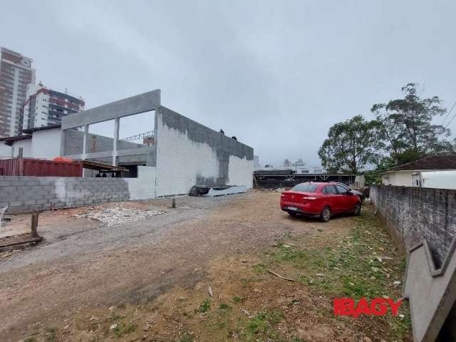 Terreno comercial para alugar na Bernardo Scheidt, 89, Centro, Palhoça, 425 m2 por R$ 1.500