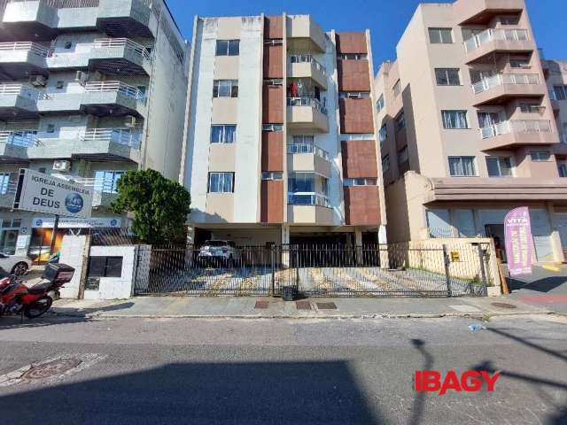 Apartamento com 3 quartos para alugar na Rua Aleixo Alves de Souza, 62, Barreiros, São José, 58 m2 por R$ 2.090