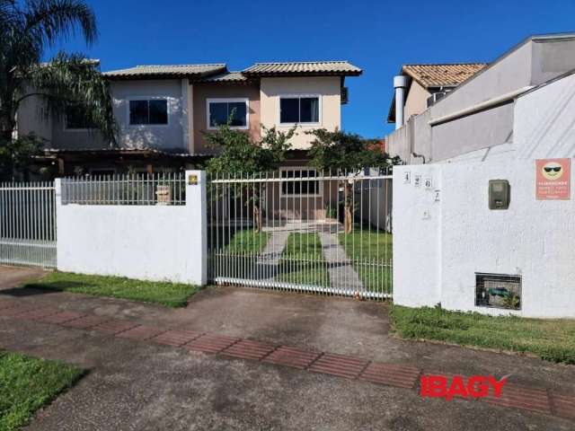 Casa com 3 quartos para alugar na Rua Camarinhas, 420, Campeche, Florianópolis por R$ 5.500