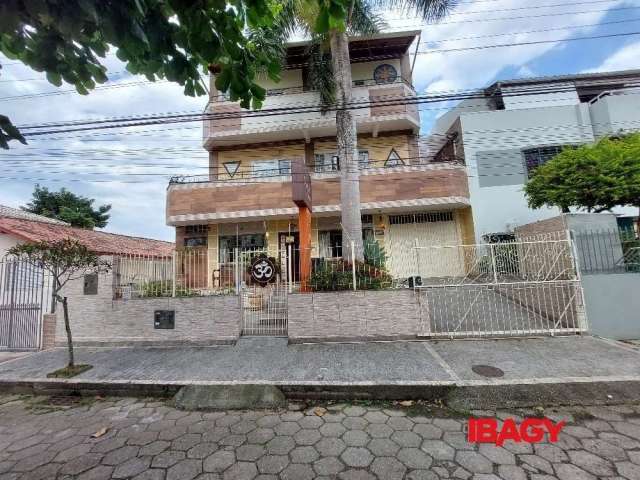 Sala comercial para alugar na R. Profa. Enoé Schutel, 168, Trindade, Florianópolis, 15 m2 por R$ 3.250