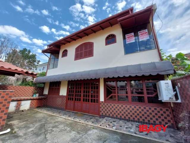 Casa com 3 quartos para alugar na Rua Santo Antônio, 1510, Barreiros, São José, 190 m2 por R$ 3.500