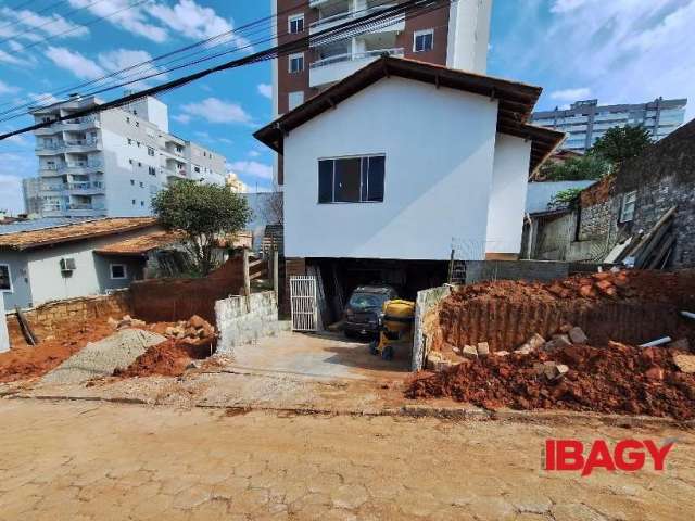 Casa com 2 quartos para alugar na Servidão Passos Filho, 482, Barreiros, São José, 78 m2 por R$ 3.300