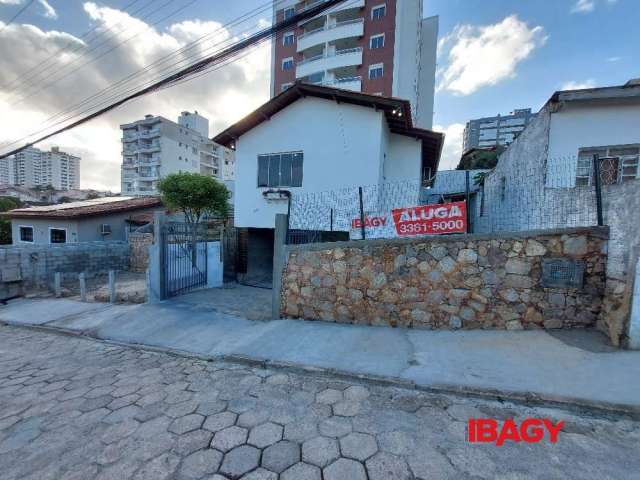 Casa com 2 quartos para alugar na Servidão Passos Filho, 482, Barreiros, São José, 78 m2 por R$ 3.300