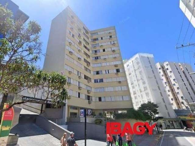 Apartamento com 3 quartos para alugar na Rua Esteves Júnior, 30, Centro, Florianópolis, 100 m2 por R$ 3.300