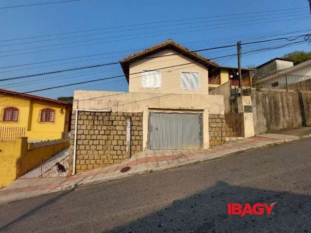 Casa com 3 quartos para alugar na Rua Padre Schrader, 334, Agronômica, Florianópolis, 72 m2 por R$ 2.000