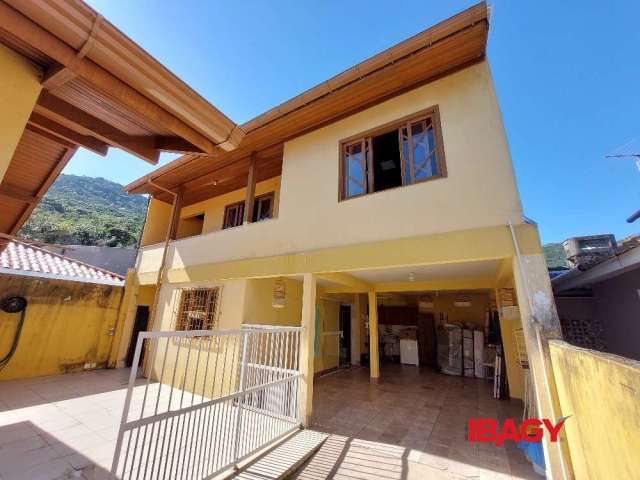 Casa com 2 quartos para alugar na Sassafrás, 61, Monte Verde, Florianópolis, 80 m2 por R$ 2.500