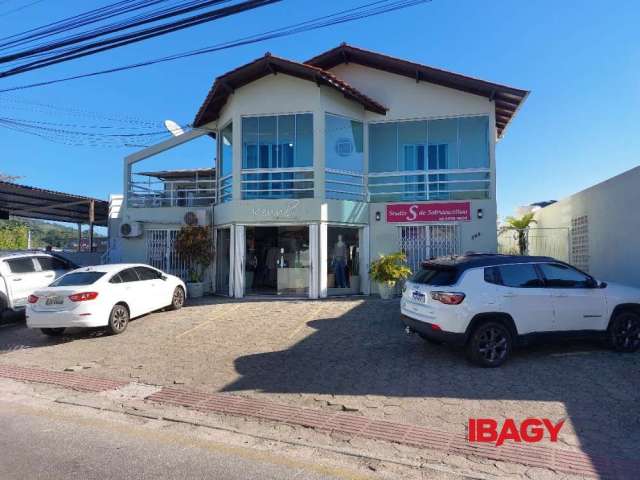 Casa com 2 quartos para alugar na Rua Benjamin Gerlach, 299, Fazenda Santo Antônio, São José, 137 m2 por R$ 3.500