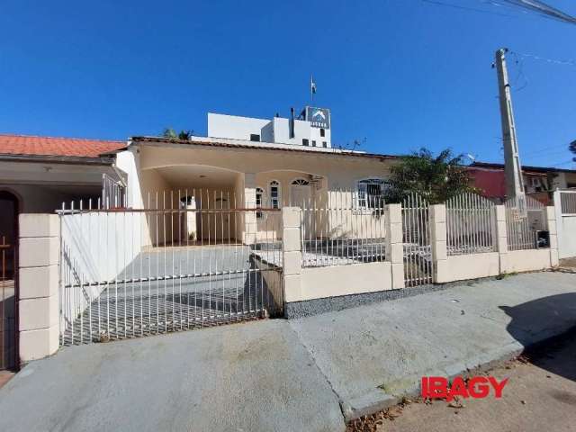 Casa com 2 quartos para alugar na Alentejo, 21, Forquilhas, São José, 68 m2 por R$ 3.200