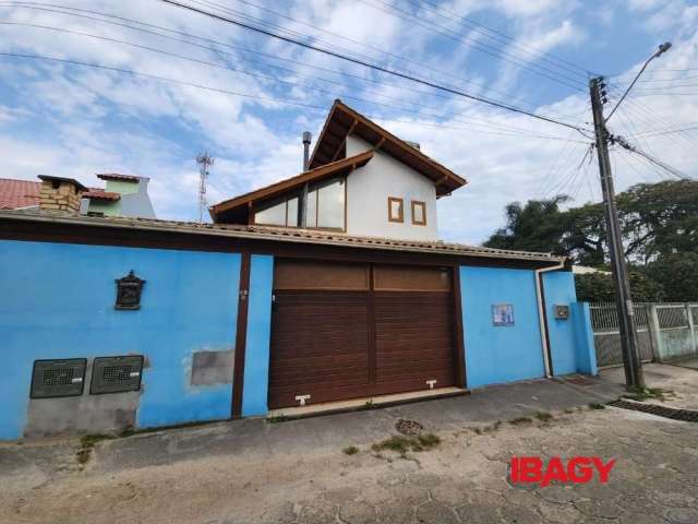 Casa com 2 quartos para alugar na Travessa Atlântida Sul, 45, Campeche, Florianópolis por R$ 5.800