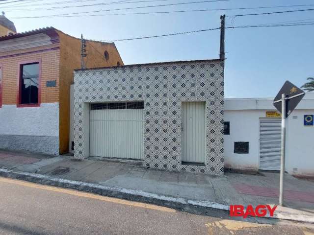 Casa com 3 quartos para alugar na Rua Gaspar Neves, 3075, Centro, São José, 90 m2 por R$ 3.670