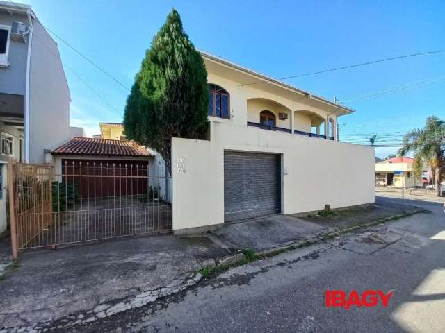 Casa em condomínio fechado com 3 quartos para alugar na Avenida Lisboa, Forquilhas, São José, 123 m2 por R$ 3.000