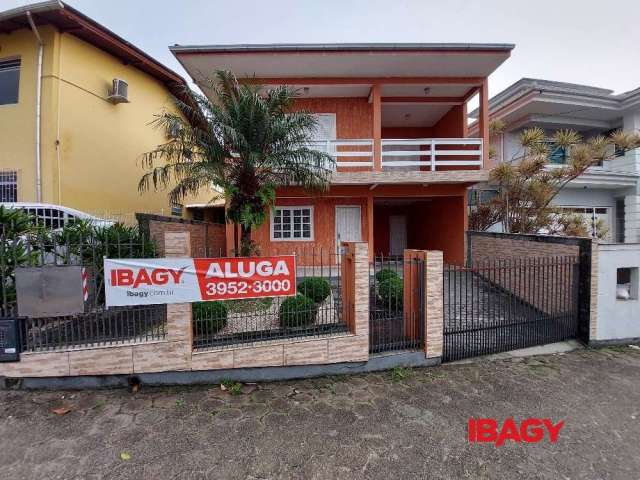 Casa com 2 quartos para alugar na Rua Edmundo José Dutra, 44, Ponta de Baixo, São José, 198 m2 por R$ 4.500