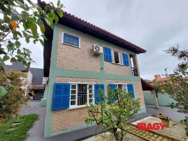 Casa com 3 quartos para alugar na Atobá, 182, Ingleses do Rio Vermelho, Florianópolis, 190 m2 por R$ 5.000