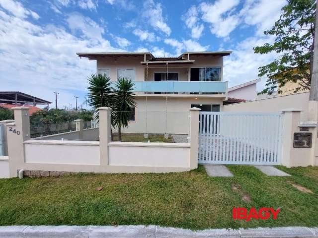 Casa com 2 quartos para alugar na Rua Manoel Pedro Teixeira, 240, São João do Rio Vermelho, Florianópolis por R$ 2.500