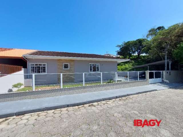 Casa com 3 quartos para alugar na Osmar Vidal de Andrade, 25, Fazenda Santo Antônio, São José, 365 m2 por R$ 7.000