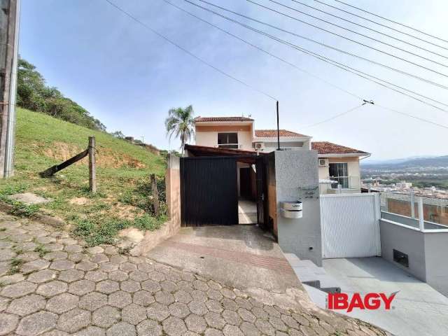 Casa com 2 quartos para alugar na Rua Elias Tomaz Cardoso, 156, Potecas, São José, 76 m2 por R$ 2.200