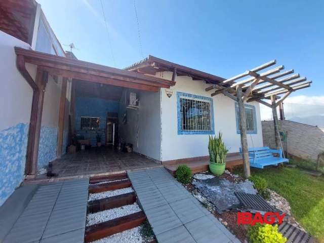 Casa com 3 quartos para alugar na Rua Saudeli Duarte, 655, Bela Vista, Palhoça, 100 m2 por R$ 3.700