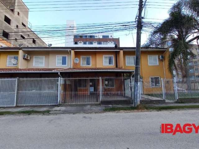 Casa com 3 quartos para alugar na Rua das Cegonhas, 00, Pedra Branca, Palhoça, 84 m2 por R$ 2.800