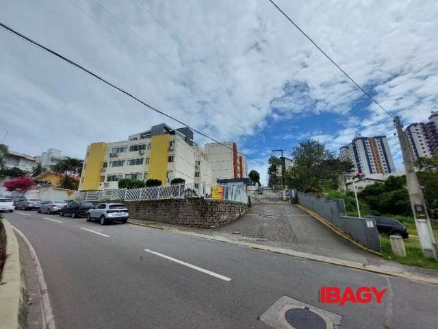 Apartamento com 2 quartos para alugar na Rua Quatorze de Julho, 133, Estreito, Florianópolis, 81 m2 por R$ 3.300