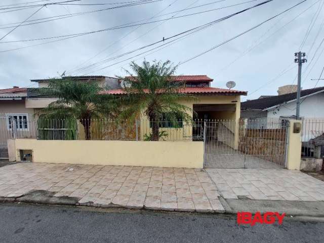 Casa com 4 quartos para alugar na Rua Antônio Carlos, 65, Bela Vista, São José, 180 m2 por R$ 3.850