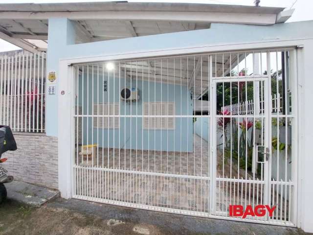 Casa com 1 quarto para alugar na Rua Juvan Rocha, 88, Agronômica, Florianópolis, 50 m2 por R$ 3.000