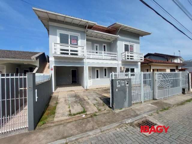 Casa com 3 quartos para alugar na Rua Odete Truppel dos Santos, 50, São Sebastião, Palhoça, 95 m2 por R$ 2.100