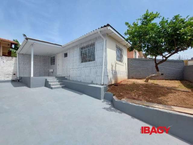 Casa com 1 quarto para alugar na Rua Antônio Basil Schroeder, 806, Barreiros, São José, 38 m2 por R$ 1.600