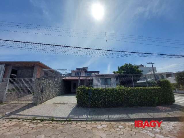 Casa com 3 quartos para alugar na Rua Maestro Álvaro Souza, 106, Coloninha, Florianópolis, 249 m2 por R$ 6.300