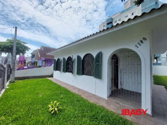 Casa com 3 quartos para alugar na Rua Adhemar da Silva, 1140, Kobrasol, São José, 204 m2 por R$ 10.900