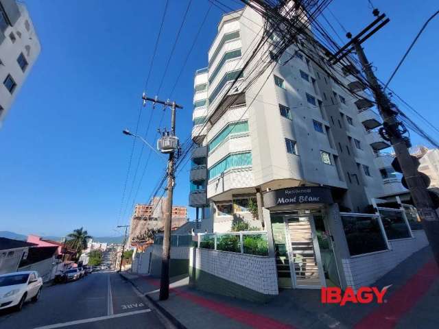 Apartamento com 3 quartos para alugar na Rua Santo Antônio, 395, Barreiros, São José, 134 m2 por R$ 2.700