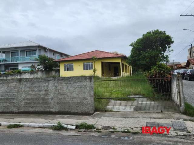 Casa com 3 quartos para alugar na Dário Manoel Cardoso, 1248, Ingleses do Rio Vermelho, Florianópolis, 110 m2 por R$ 3.500