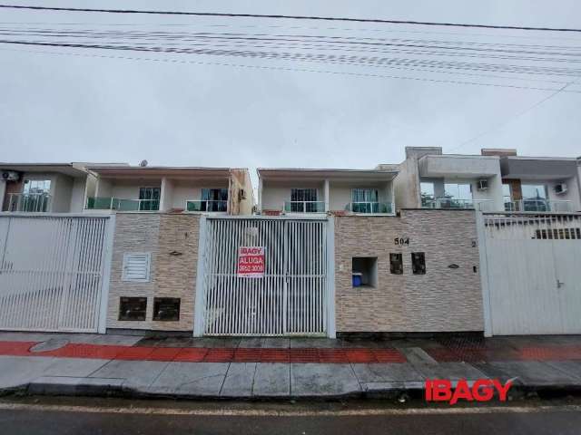 Casa com 2 quartos para alugar na Rua Ipê Amarelo, 504, Potecas, São José, 76 m2 por R$ 2.600