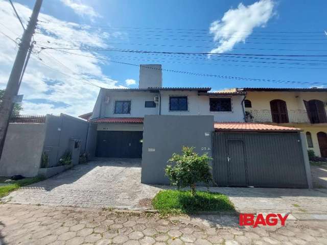 Casa com 3 quartos para alugar na Newton Bruggeman, 23, Santa Mônica, Florianópolis, 95 m2 por R$ 4.500