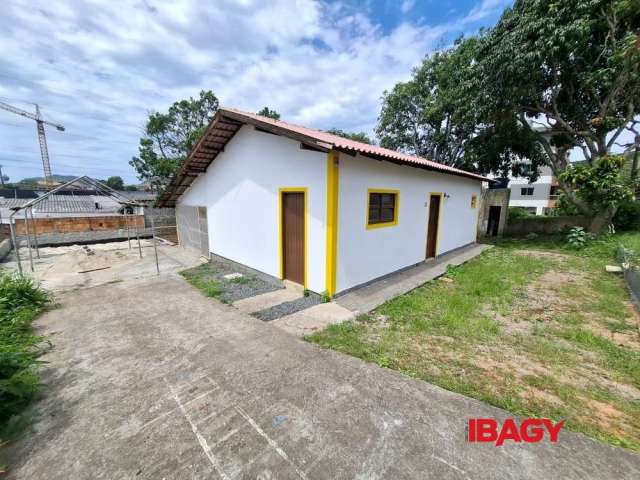 Casa com 3 quartos para alugar na SERVIDÃO CALENDULA, 128, Ingleses do Rio Vermelho, Florianópolis por R$ 3.600