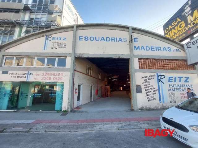 Barracão / Galpão / Depósito com 2 salas para alugar na Avenida Leoberto Leal, 699, Barreiros, São José, 840 m2 por R$ 30.000