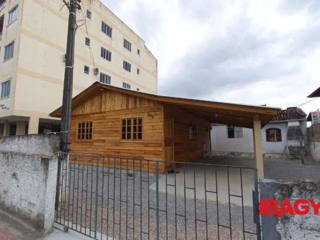 Casa com 2 quartos para alugar na Rua Marfim, 535, Centro, Palhoça, 47 m2 por R$ 2.000