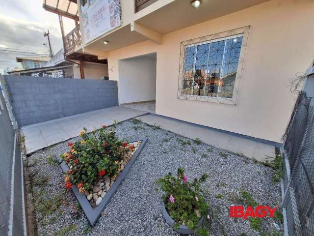 Casa com 2 quartos para alugar na Rua Alferes Tiradentes, 662, Ponte do Imaruim, Palhoça, 105 m2 por R$ 2.500