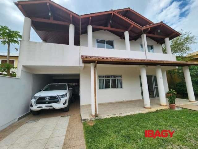 Casa com 3 quartos para alugar na Rua José Elias Lopes, 576, Morro das Pedras, Florianópolis, 150 m2 por R$ 6.200