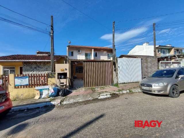 Casa com 3 quartos para alugar na São Vicente, 198, Forquilhas, São José, 76 m2 por R$ 2.800