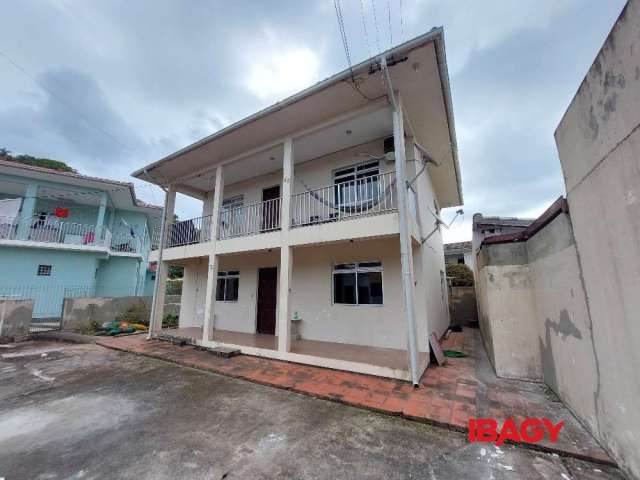 Casa com 2 quartos para alugar na Rua Sagrado Coração de Jesus, 45, Morro das Pedras, Florianópolis, 88 m2 por R$ 2.500