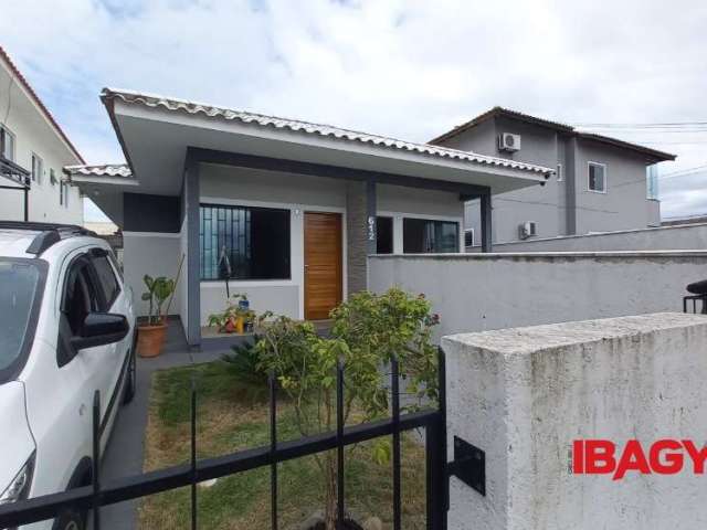 Casa com 3 quartos para alugar na Vereadora Emilia Guedert Brun, 612, Barra do Aririú, Palhoça, 68 m2 por R$ 2.100