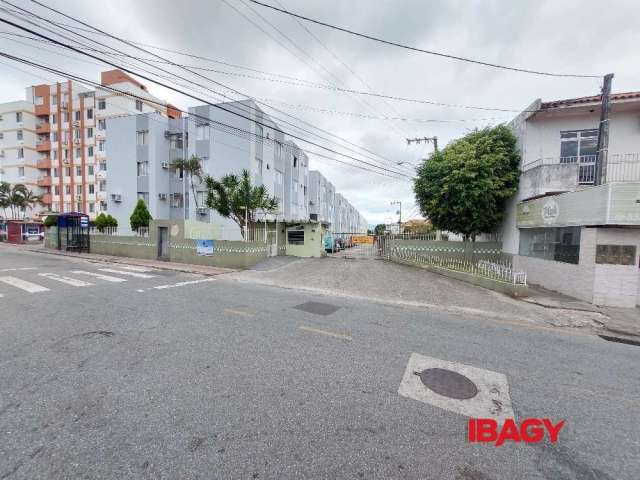 Apartamento com 2 quartos para alugar na Rua Gentil Sandin, 30, Praia Comprida, São José, 56 m2 por R$ 1.900