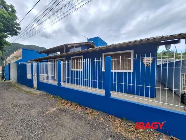 Casa com 3 quartos para alugar na Servidão Azaléia Azul, 455, São João do Rio Vermelho, Florianópolis, 120 m2 por R$ 4.500